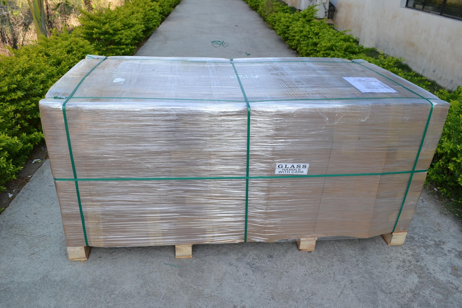 Stretch film and PET strapping securing a palletised glass load for safe transport